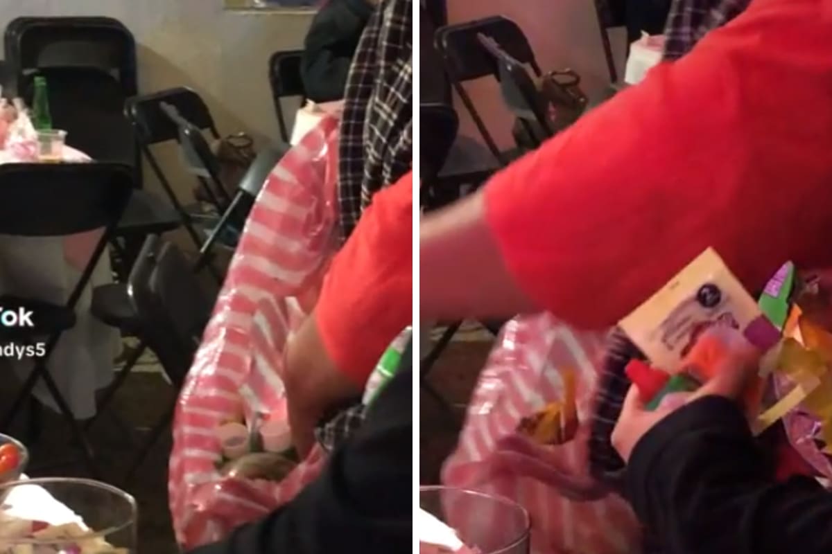 Mujeres se roban dulces en fiesta.