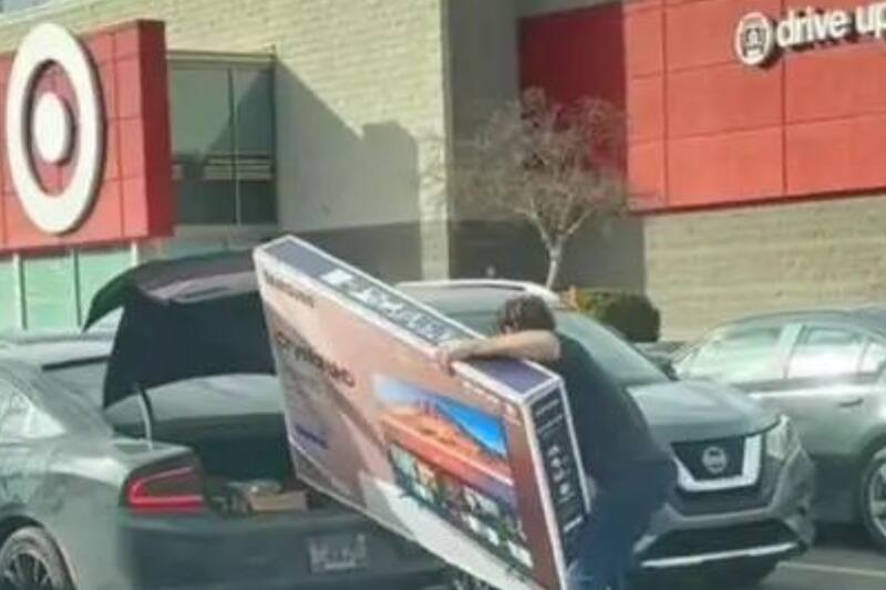 Hombre se frustra por no poder llevar su TV gigante. Foto: Captura de video.