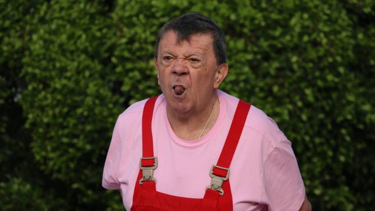 Venden INE de Chabelo y publicación se viraliza
