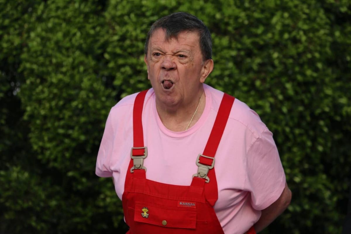 Venden INE de Chabelo.