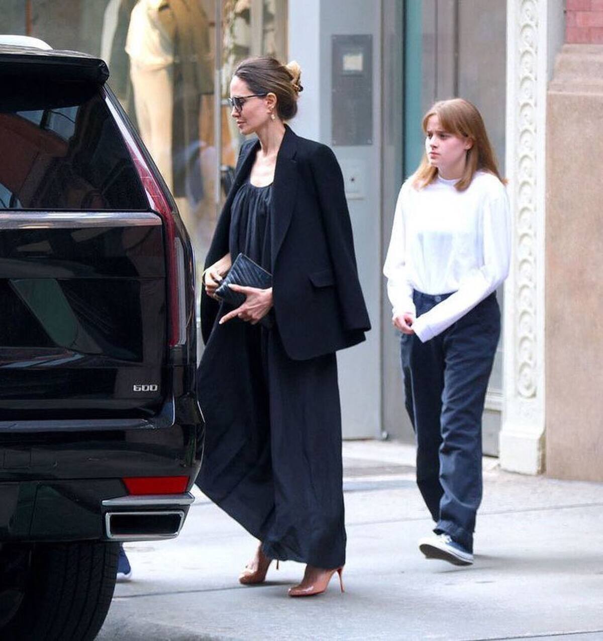 La hija menor de Angelina Jolie y Brad Pitt trabajará con su madre en la obra "The Outsiders" en Broadway.