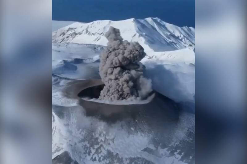 El volcán entró en erupción liberando una enorme columna de humo y ceniza. Créditos: Captura video