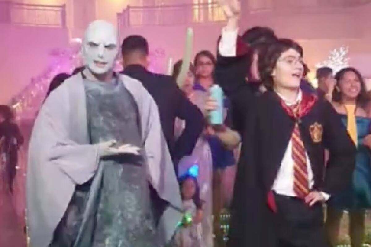 Los personajes de la aclamada saga de magia asistieron a esta celebración y fueron grabados mientras bailaban.
