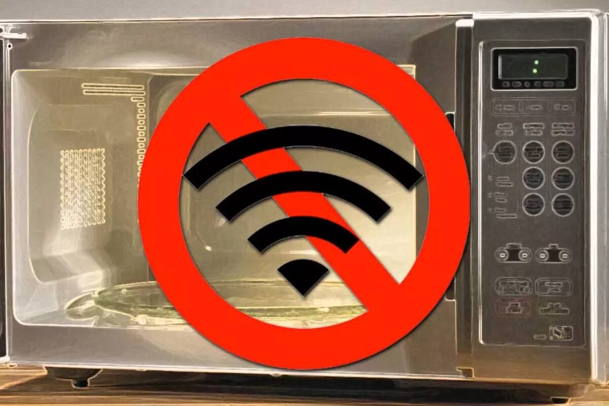 En la actualidad, tener el router cerca del microondas podría arruinar tu conexión.