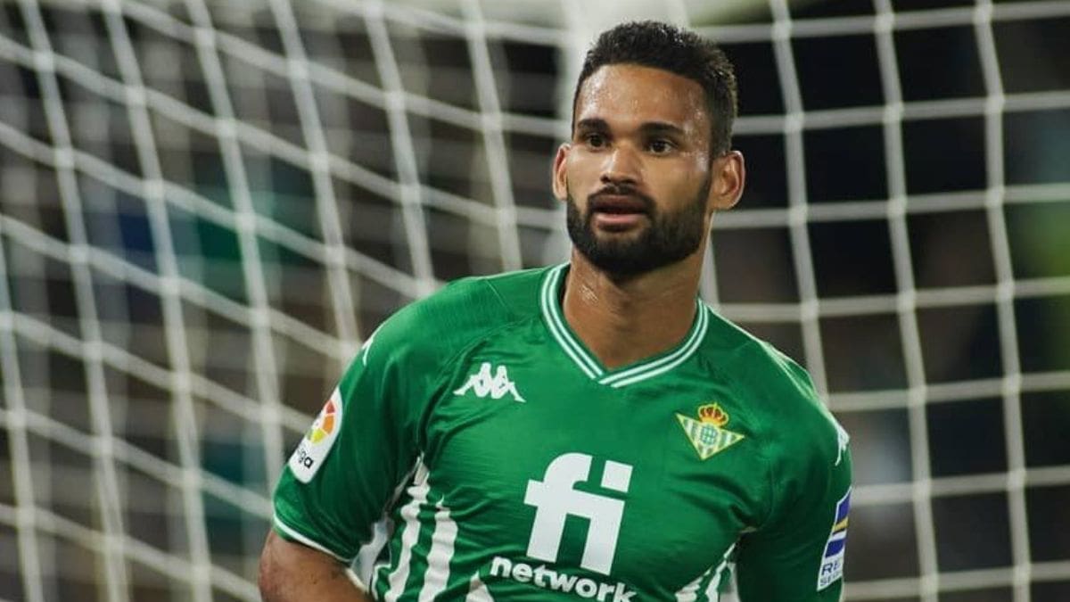 “No se vende”: El sarcasmo de los hinchas del Betis con delantero que no entra en los planes de Pellegrini