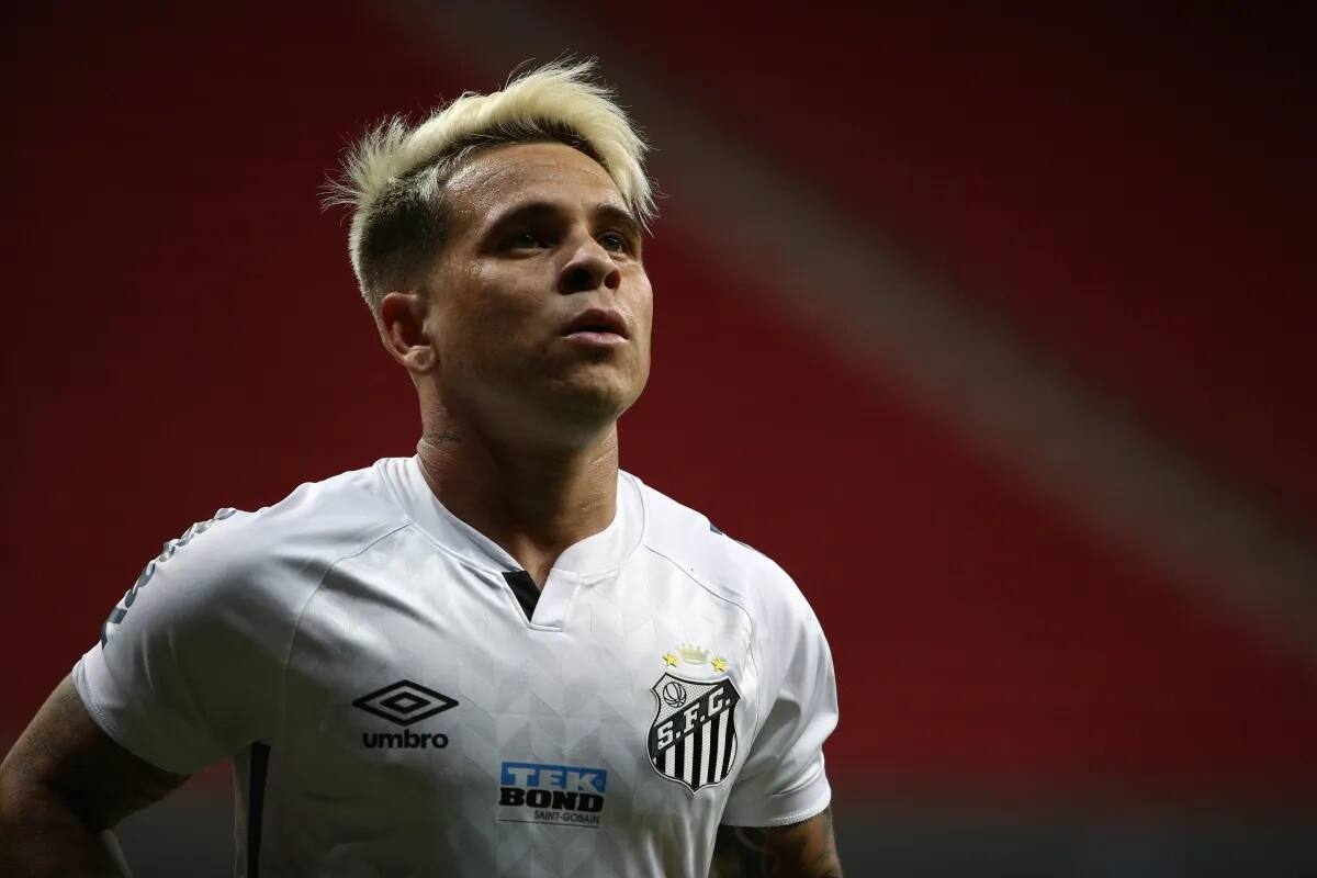 El jugador agredió a un arbitro, lo que le costaría una gran sanción en el fútbol brasileño.
