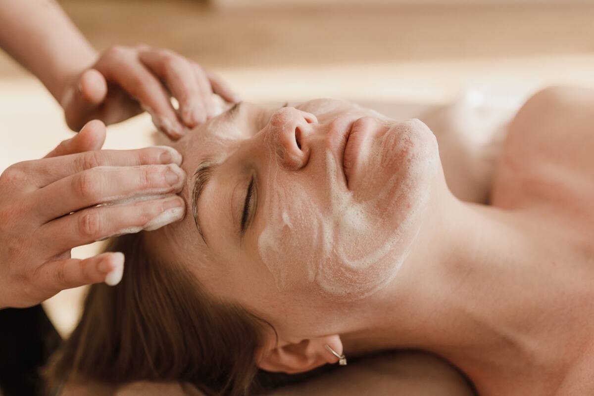 Además de los cuidados con productos de belleza, complementa con estos ejercicios faciales.