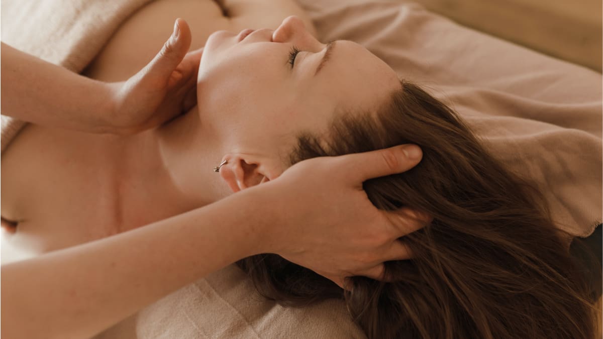 Realiza estos ejercicios faciales que te ayudarán a verte mucho más joven