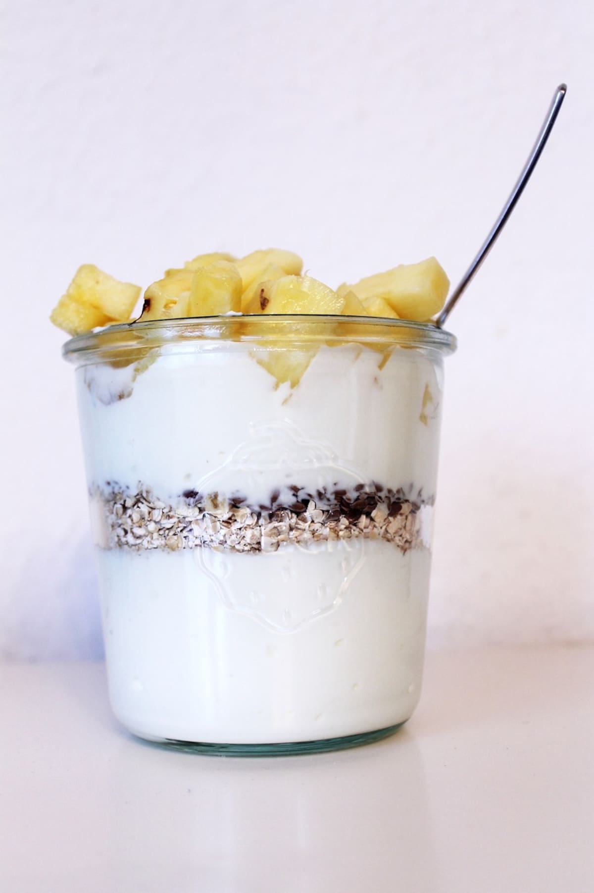 El yogurt ayuda a la salud intestinal y mejorar nuestra función cognitiva.