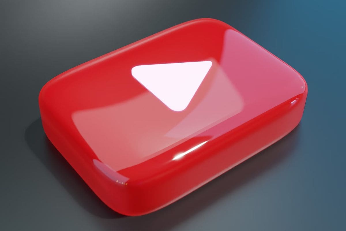 Logo de YouTube en 3D en un fondo gris.