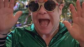 Elton John cumple 74 años, conoce más sobre el cantante emblemático
