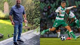 Ex futbolista mexicano Luis Garcia se rinde ante Diego Valdés, jugador chileno de Santos Laguna