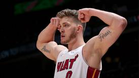 NBA: Meyers Leonard recibió fuerte multa por comentarios ofensivos
