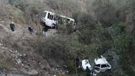 Microbús choca con dos autos y cae a barranco en Naucalpan| VIDEO