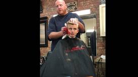 Video: Un peluquero le hace una broma pesada a un niño y se hace viral