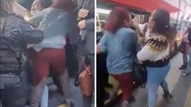 VIDEO| Mujeres ebrias golpean a policías en el Metrobús de la CDMX