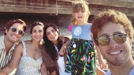 Aislinn Derbez de paseo en la playa con su hija, Diego Boneta y Renata Notni