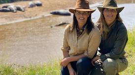 Entre jirafas, Monserrat Oliver disfruta de unas vacaciones en África con su hermana