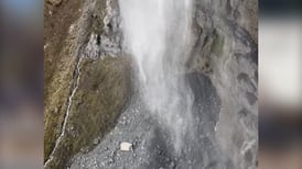 VIDEO | ¿Cascada al revés?: fuertes vientos generan que agua “fluya a la inversa”