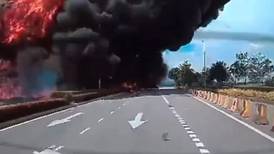 VIDEO | Avioneta se estrelló en una autopista de Malasia: hay al menos 10 muertos