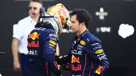 VIDEO | Guerra total en F1: El frío saludo de Max Verstappen a Checo Pérez tras ganar en Azerbaiyán