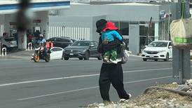 ¿Estafa o necesidad? Captan a hombre pedir dinero con un bebé de juguete en Nuevo León