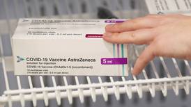 ¡Precaución! Cofepris alerta por venta de vacunas falsas de AstraZeneca en redes sociales y farmacias