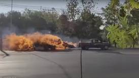 [VIDEO] "Carruajes de fuego": Camión en llamas acelera en una carretera