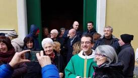 "Es una prohibición absurda": sacerdote se negó a bendecir ramos como protesta ante el rechazo del Vaticano a parejas del mismo sexo