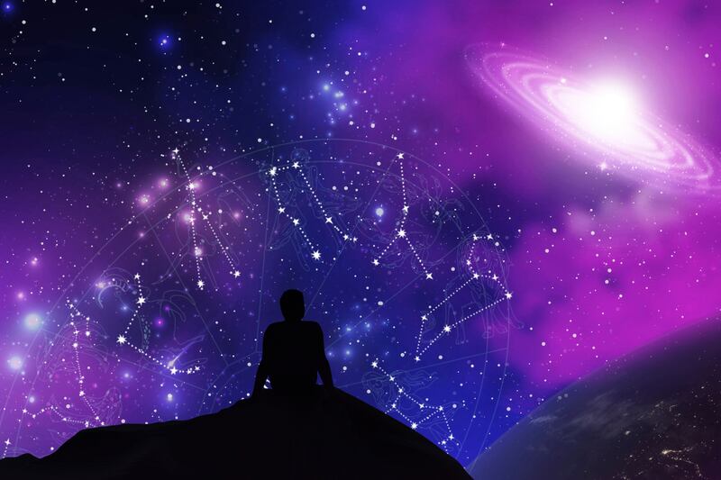 silueta de un hombre observando las constelaciones.