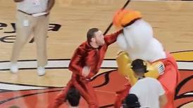 VIDEO | Conor McGregor aniquiló a la mascota de Miami Heat en las Finales de la NBA