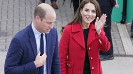 Moda: El emotivo mensaje que esconde el abrigo rojo de Kate Middleton