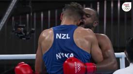 Video: Descalifican a un boxeador olímpico por intentar morder a su rival