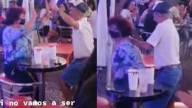 Pareja de adultos mayores se vuelve viral tras ser captada 'perreando' en un bar universitario