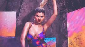 Selena Gomez presenta con sensuales fotografías su colección de trajes de baño
