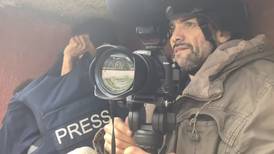 VIDEO| Momentos de terror viven fotoperiodistas mexicanos en Ucrania por bombardeo ruso