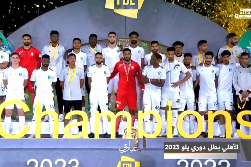 Jugadores del Al-Ahli Jeddah reciben el trofeo de campeones de la Primera División saudí.