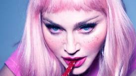 Madonna, dice que ella dio el primer beso homosexual en TV, las redes no se lo perdonan